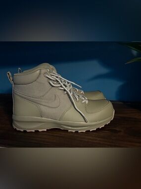 Nike Boot NEW w/o box
